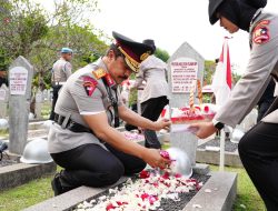 Jelang HUT Bhayangkara Ke-78, Jajaran Mabes Polri Ziarah ke TMP Kalibata