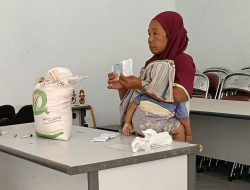 Pemdes Meteng Salurkan 10 Kg Beras Bulog, KPM: Terimakasih PJ Kades