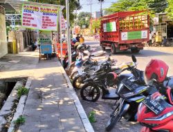 Parkiran Kendaraan Bermotor di  Area Kantor Disdukcapil Situbondo Dikeluhkan masyarakat