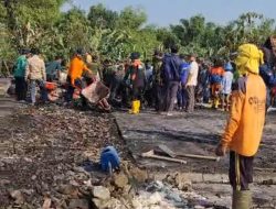 Pemdes Kepohkidul Bersama Warga, Bantu Bersihkan Puing Pasca Kebakaran