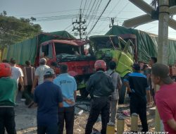 Dua Truk Tronton Bertabrakan Saling Adu Banteng di Jembatan Balun Lamongan