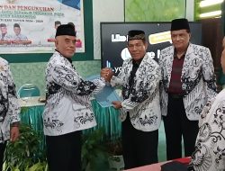 Drs. SUMARTO MELANTIK PENGURUS PGRI BONDOWOSO