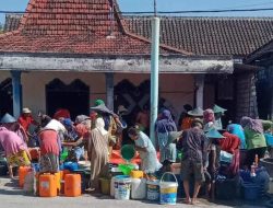 Polres Lamongan Kembali Berikan Bantuan Air Bersih untuk Warga yang Mengalami Kekeringan