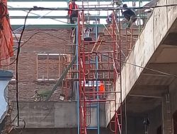 Pekerja Proyek Gedung SMP 5 Kota Madiun Abaikan K3