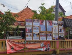 Kinerja Bawaslu Gresik Dinilai Mandul, Baliho Paslon di Depan Kantor Balai Desa Sukowati Dibiarkan