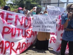 PN Gresik Diaksi Demo Ratusan Warga Desa Roomo, ini Tuntutannya