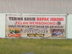 Pengusaha Mesin Pertanian Madiun Bentangkan Poster Satire ke Jokowi