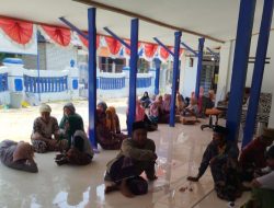 Bersama BPN Sampang, Pemdes Meteng Serahkan Ratusan Sertifikat PTSL