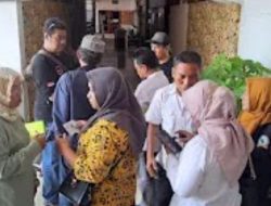 Warga Desa Kramatinggil Geruduk Kantor Dinsos Gresik, Pertanyakan Transparansi Bansos