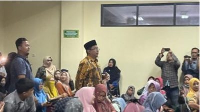 Bupati Sidoarjo nonaktif H. Ahmad Muhdlor saat menyapa pendukung dan simpatisan sebelum sidang pembacaan putusan di pengadilan Tipikor Surabaya Jl Juanda Sidoarjo (Foto : Radarjatim,Nawan)