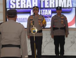 Kapolres Sampang Pimpin Upacara Sertijab Kasat Lantas Polres Sampang