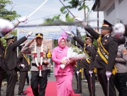 Tradisi Pedang Pora Sambut Kedatangan AKBP Hartono Sebagai Kapolres Sampang