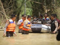 Kapolres Sampang Terjun Langsung Bantu Korban Terdampak Banjir Luapan Sungai Kamuning