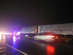 Insiden Laka Lantas di Jalur Jombang–Mojokerto, Colt Diesel Melayang Lewati Pembatas Jalan dan Tertabrak Truk Wing Box