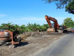 Aspal Retak Parah, Jalan Petung Panceng Gresik Kini Sedang Diperbaiki