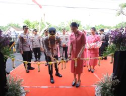 Kapolres Madiun Gunting Pita dalam Peresmian Mapolsek Geger