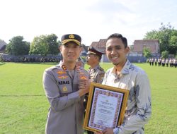 Apresiasi Kapolres Madiun Anugerahkan Penghargaan kepada Pimpinan Bulog atas Dedikasi Ketahanan Pangan