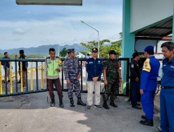 Dukung Pos Pam Nataru, Koramil 0817/17 Sangkapura (Babinsa) Amankan Keberangkatan KMP Ekspres Bahari di Bawean 