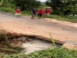 Jalan Raya Anteng di Lamongan Retak Parah, Warga Khawatir  Membahayakan Pengendara