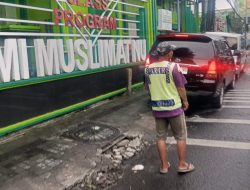Rambu Larangan Hanya Hiasan, Parkir Liar di Depan MI Muslimat NU Jenggolo Dikeluhkan Pengendara
