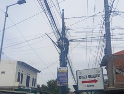 Respons Laporan Warga Karangbong, Dinas PU-BMSDA Sidoarjo Sidak Pemasangan Kabel FO Ilegal