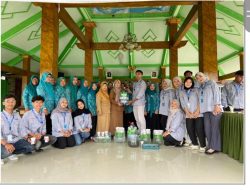 Pengabdian Masyarakat Kelompok 14 Universitas Muhammadiyah Gresik bersama Ibu-Ibu PKK Desa Jatirowo melalui Pelatihan Aquaponik Mandiri sebagai Solusi Ketahanan Pangan