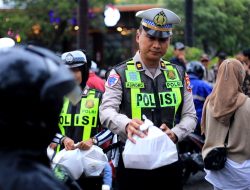 Polantas Menyapa, Satlantas Polres Gresik Kolaborasi bersama REI Bagi Takjil untuk Pengguna Jalan