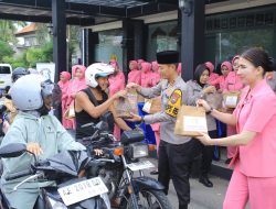 Perkuat Silaturahmi, Polres Madiun Sapa Pengguna Jalan dengan Paket Berbuka Gratis