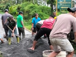 Lelah Menanti, Warga Kare Madiun Patungan Perbaiki Jalan Rusak Pakai Dana Pribadi
