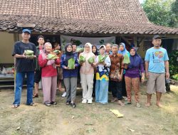Tembus Jalan Curam, Relawan PMB Jalan Kaki Antar 3 Kambing Kurban ke Dusun Ledong