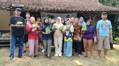 Tembus Jalan Curam, Relawan PMB Jalan Kaki Antar 3 Kambing Kurban ke Dusun Ledong