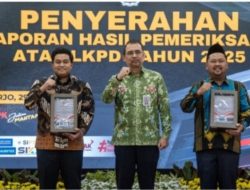 Piala Berjajar di Pemkab Gresik, Masyarakat Tak Merasakan Manfaatnya