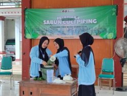 Inspiratif ! Mahasiswa KDLK Kelompok 07 UNHASY Edukasi Ibu PKK Membuat Sabun Cuci Piring Ramah Lingkungan Dan Peduli Kesehatan Keluarga