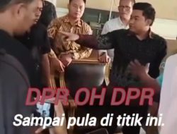 Rapat Hearing Korban Penggusuran Kios PKL Ricuh, Ketua DPRD Gresik Nampak Tunjuk Warga Ngajak Duel 