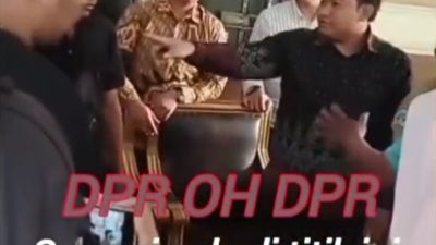 Rapat Hearing Korban Penggusuran Kios PKL Ricuh, Ketua DPRD Gresik Nampak Tunjuk Warga Ngajak Duel 