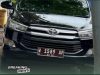 Pelat Dinas Diduga Disamarkan, Mobil Berplat Merah Gelap Jadi Sorotan Warganet di Gresik