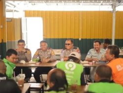 HUT Bhayangkara ke 80 Satlantas Polres Gresik dan Ojol Ngopi Bareng, Bahas Safety Riding dan Kamtibmas