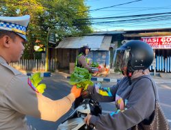 Manfaatkan Jum,at Berkah, Satlantas Polres Sampang Bagikan Sayur Segar Hasil Panen P2L Sembari Edukasi Tertib Lalu Lintas ke Pengguna Jalan