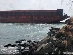 Kapal Tongkang APURA 099 Terdampar di Karang Tanjungori, Belum Ada Upaya Evakuasi