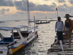 Nekat Naik Perahu Kalotok Terjang Ombak Besar, DPRD Jatim H. Samwil Tinggalkan Bawean Menuju Gresik Daratan
