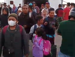 Ratusan Penumpang KM.Drajat dari Bawean Tiba Selamat di Pelabuhan Paciran