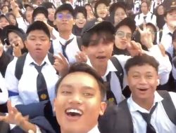 Awali Masa Perkuliahan, Mahasiswa Baru Asal Gresik Ikuti Upacara HUT RI ke-81 di Kampus Unesa