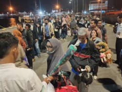 SATUKAN SUARA ATASI KRISIS ARMADA TRANSPORTASI LAUT, PULUHAN TOKOH DAN WARGA BAWEAN GRESIK SIAP SURATI PRESIDEN RI
