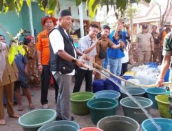 Demi Dapatkan Air Bersih, Warga Gunung Putri Situbondo Harus Jalan 1,5 Km