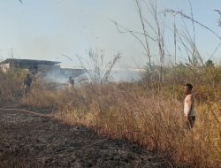 Babinsa Bersama PMK dan Warga Bergerak Cepat Padamkan Kebakaran Lahan Tebu di Cerme