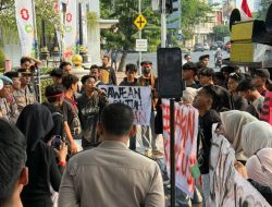AMPB Aksi Demo di Kantor Gubernur Jatim Memanas, Desak Transportasi Laut dan Layanan Kesehatan Bawean Dibenahi