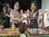 Kejutan HUT ke-81 TNI, Kapolres Gresik Datangi Makodim Bawa Kue Ulang Tahun