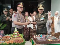 Kejutan HUT ke-81 TNI, Kapolres Gresik Datangi Makodim Bawa Kue Ulang Tahun