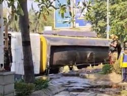 Truk Tangki Muatan Bahan Sabun Terguling di Jl. DR. Wahidin SH Kebomas, Tumpahan Cairan Bikin Pengendara Tergelincir