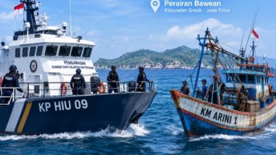 KP Hiu 09 Amankan KM Arini 1 di Perairan Bawean, Nelayan Resah Kapal Cantrang Beroperasi Dekat Pantai
